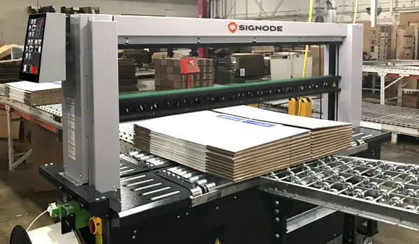 The SIG-C Automatic Corrugated Bundler being used for boxes